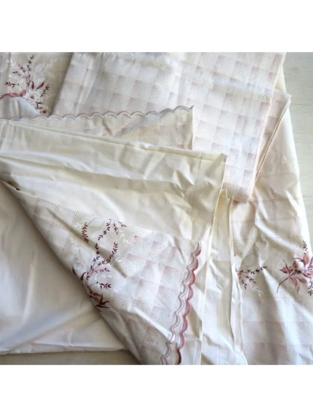 Vintage Floral Full Sheet Set 4-Piece Scalloped Edges Cream & Burgundy Muslin